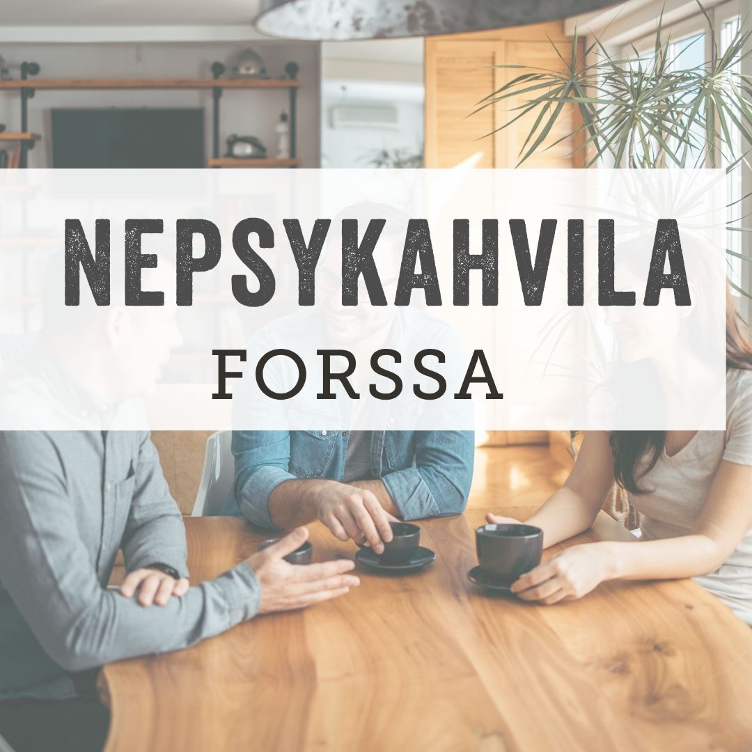 kuvassa kolme ihmistä kahvilla pöydän ääressä